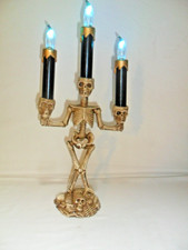 Halloween Scheletro Spettrale con Teschi Illumina Candelabro Tremolante