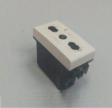 PRESA BIPASSO 2p+t 10/16a living light bticino n4180