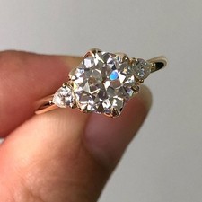 Anello donna tre pietre stile