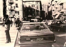 FOTOGRAFIA DEGLI ANNI '70 - PIAZZA DEL POPOLO ALBENGA TAXI CYNAR AUDI 100