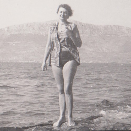 Giovane donna piedi riva - in,