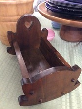 Antica bambola a dondolo culla