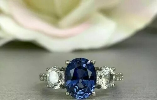 Anello ovale con diamanti