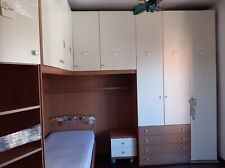 cameretta a ponte usata ad angolo con letto e comodino