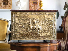 Porta carbone antico in ferro ricoperto ottone decorato a sbalzo