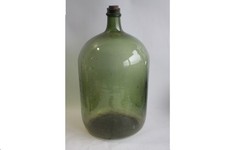 Grande e vecchia bottiglia in