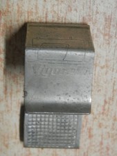 Vecchio accessorio per MACCHINA DA CUCIRE VIGORELLI fermaglio in ottone gadget