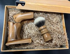 Pennello da barba con ciuffo in tasso, manico e supporto sono in legno di Ulivo