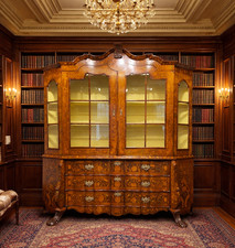 Enorme, magnifica credenza