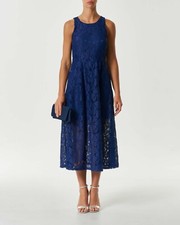 Abito smanicato blu in pizzo