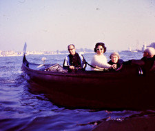 DONNA CHE INDOSSA OCCHIALI DA