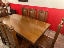 Tavolo antico di legno massiccio con rifiniture artigianali corredato di 8 sedie
