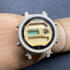 Orologio digitale vintage Casio G-Shock DW-6100 usato mostra segni di usura