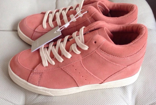 Nuove scarpe alla caviglia