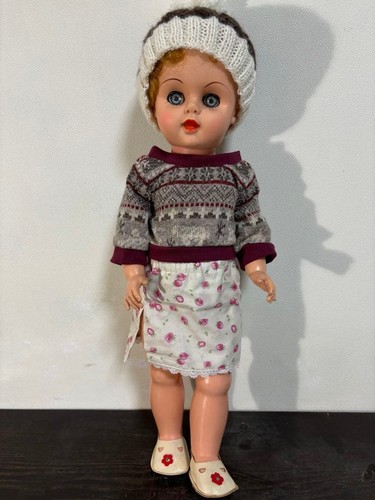 Bambola vintage con occhi blu