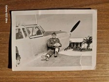21231. Fotografia uomo militare aviatore pilota su ala aereo da identificare 