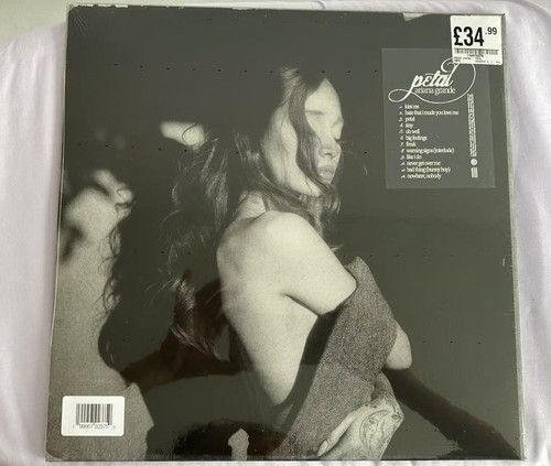 Ariana grande petal - vinyl, plus