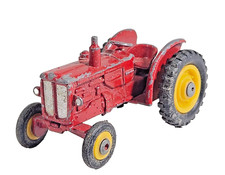 Corgi Juniors n. Trattore agricolo 34 BM Volvo 400 colore rosso giallo pressofuso senza scatola
