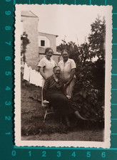 FOTO TRE DONNA NEI CAMPI CON BUCATO  APPESO SFONDO CASA  1940 - 50 C. ( F 37 )