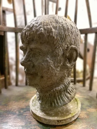 Una scultura unica bronzo - unica, in