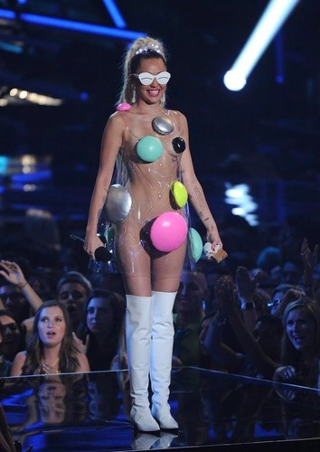 Miley cyrus con stivali lunghi - con,