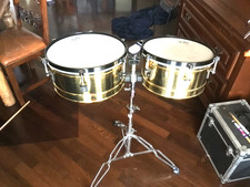 timbales afro color oro con supporto regolabile in altezza e set campanacci LP