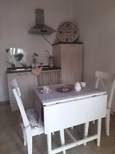 Cucina lineare 180 cm color miele con piano ad induzione, cappa e frigo.