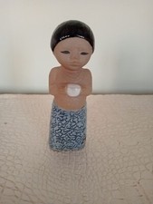 Lisa Larson, Gustavsberg. Figura in gres, serie Tutti i bambini del mondo