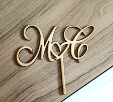 cake topper per torta con iniziali degli sposi e cuore traforato legno e plexi