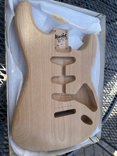 Corpo biondo chitarra