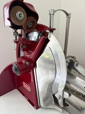 Berkel professionale rossa lama grande  con piedistallo. Restaurata 