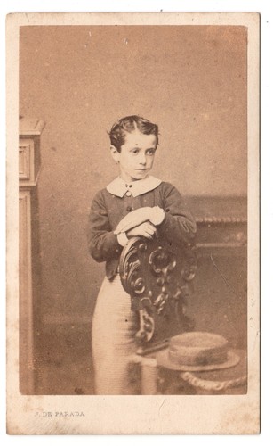 Jeune garçon pose
