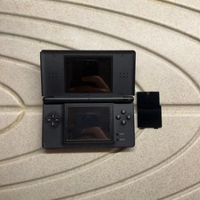 nintendo ds lite senza batteria per ricambi,non si accende con batteria.