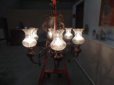 Lampadario in bronzo Vintage pesante restaurato a 6 bracci con vetro intarsiato