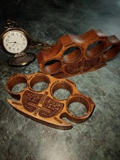 Nocche in legno intagliato