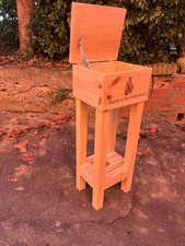 tavolino con cassetta di vino