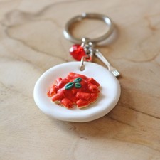 Portachiavi piatto di pasta rigatoni al sugo con basilico in fimo fatto a mano,