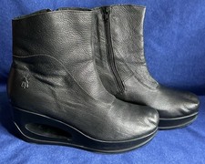 Stivaletti con zeppa aperta