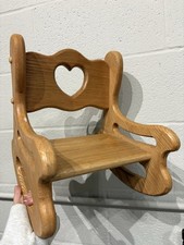 Sedia a dondolo in legno con