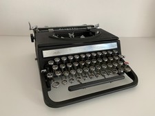 Macchina da scrivere OLIVETTI