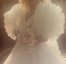 Abito da sposa bianco con strascico stile Principessa