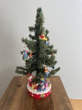 Disney Winnie The Pooh Albero di Natale Base in Resina con Personaggi e Decorazioni 