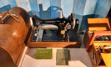 Macchina da cucire a manovella Singer 128 del 1936 con accessori. Perfetta. Cuce