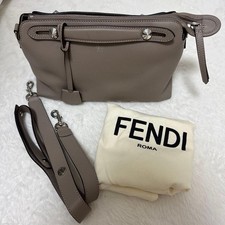 Borsa a tracolla Fendi Roma in pelle di vitello By The Way 28 cm beige donna Made in Italy