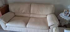 Vendo coppia divani 2/3 posti in vera pelle di colore beige 
