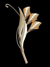 Spilla floreale firmata Truart