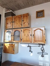 Credenzine pensili in formica con sportelli in abete. 3 coppie e due singole