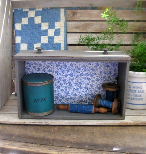 Cassetto antico legno tornito