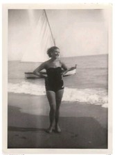 17102. Fotografia d'epoca donna  sexy gambe costume mare italia aa '50 - 12x9