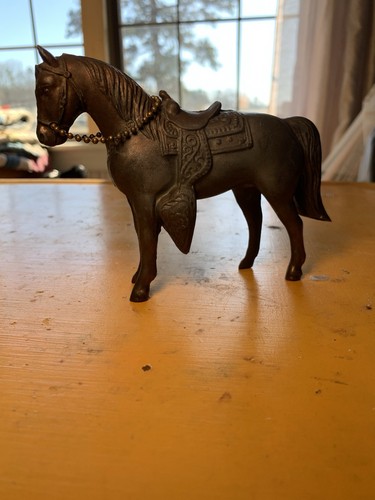 Statuina cavallo sellato